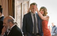Agatha Raisin – Melissa Sheppard (Kelly Addams) begrüßt James Lacey (Jamie Glover) überschwänglich auf dem Benefizkonzert, dessen Sponsor Agathas Detektei ist.