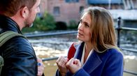 Rote Rosen – Svenja (Lea Marlen Woitack, r.) entwickelt immer mehr Gefühle für Mika (Benjamin Piwko, l.) und macht ihm nach einer leidenschaftlichen Nacht eine Liebeserklärung...