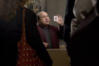 Even Money – Walter (Danny DeVito, M.) hat es nicht leicht: Von seinem einstigen Ruhm als großartiger Magier ist nichts übrig geblieben. Stattdessen verbringt er seine Tage in einem Casino, wo er mit kleinen Tricks versucht an Geld zu kommen ...