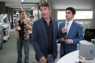 Der letzte Bulle – Ein neuer Mord - und Gerichtsmediziner Meisner (Robert Lohr, M.) hat bereits erste Ergebnisse für Mick (Henning Baum, l.) und Andreas (Maximilian Grill, r.) ...
