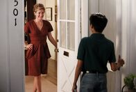 Young Sheldon – Mary (Zoe Perry, l.) ist total begeistert, als Sheldon ihr erzählt, dass er endlich einen Kumpel hat und organisiert gleich ein Essen für Tam (Ryan Phuong, r.). Doch mit den vielen eigenwilligen und unterschiedlichen Charakteren am Essenstisch wird es schnell komplizierter als gedacht ...
