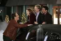 How I Met Your Mother – Ted (Josh Radnor, r.) hat eine besondere Überraschung für seine Freunde Lily (Alyson Hannigan, 2.v.l.), Marshall (Jason Segel, l.) und Barney (Neil Patrick Harris, 2.v.r.): Er hat für die Silvesternacht eine Stretch-Limo gemietet ...
