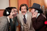 Anchorman - Die Legende kehrt zurück – Das Team ist wieder da: Ron (Will Ferrell, 2.v.r.), Brick (Steve Carrell, 2.v.l.), Brian (Paul Rudd, l.) und Champ (David Koechner, r.) wollen mit ihrem neuerlichen Nachrichtenkonzept die besten Quoten des frisch gestarteten Senders GNN einfahren ...