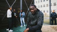 Asbest – Tayo (Mortel Jovete) beobachtet auf dem Gefängnishof.
