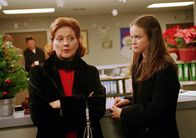 Gilmore Girls – Nachdem Lorelei sich sowohl mit Emily (Kelly Bishop, l.), als auch mit Rory (Alexis Bledel, r.) zerstritten hat, wird sie nicht zum Weihnachtsessen eingeladen. Doch dann geschieht etwas Schreckliches, was die Familie wieder zu mehr Zusammenhalt bringt ...