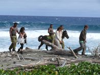 Boot Camp – Als die Flucht von Sophie (Mila Kunis, 2.v.l.), Ben und den anderen Jugendlichen scheitert, drohen ihnen drastische, unmenschliche und gefährliche Strafen ...