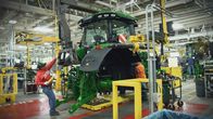Fabriken der Superlative – John Deere tractor being constructed in factory. (National Geographic/Chris Smith)