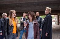 Großstadtrevier – Minuten der Angst: Katharina von Stetten (Ruby M. Lichtenberg, 2.v.l.) spielt Harry (Maria Ketikidou, 3.v.r.) ein Video ihrer Schwester Melanie vor, die eine Bombe im Rucksack mit sich trägt. Jessy (Farina Flebbe, l.), Piet (Peter Fieseler, 3.v.l.), Lukas (Patrick Abozen, 2.v.r..) und Frau Küppers (Saskia Fischer, r.) können nur hoffen, dass sie die Anweisungen der Polizei befolgt, bevor ein furchtbares Unglück passiert.