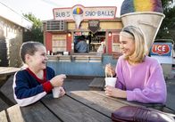 Young Sheldon – (v.li.) Raegan Revord (Missy Cooper), Isabel May (Veronica).