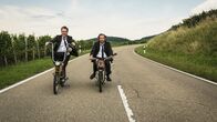 25 km/h – 25 km/h Zwei Junggebliebene auf alten Töffli: Lars Eidinger als Christian und Bjarne Mädel als Georg