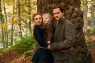 Outlander - Die Highland-Saga – (v.li.): Sophie Skelton (Brianna), Andrew/Mathew Adair (Jemmy), Richard Rankin (Roger Wakefield).