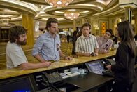 Hangover – Doug (Justin Bartha, 2.v.r.) bricht mit seinen Freunden zu einem Junggesellenabschied nach Las Vegas auf. Neben dem Zahnarzt Stu (Ed Helms, M.), der vor seiner dominanten Freundin Melissa behauptet, zu einer Weinverkostung zu fahren, und dem verheirateten, aber gelangweilten Lehrer Phil (Bradley Cooper, 2.vl.), schließt sich ihnen auch Dougs zukünftiger Schwager Alan (Zach Galifianakis, l.) an. Die Party kann also beginnen ...