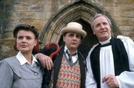 Doctor Who – V.l.n.r.: Ace (Sophie Aldred), Der Doktor (Sylvester McCoy), Reverand Mr. Wainright (Nicholas Parsons)