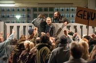 Weissensee – Demonstranten stürmen die Stasizentrale, auch Vera (Anna Loos, M.) ist unter ihnen.