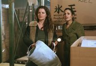 Der Dicke – Trotz des Verbots von Ehrenberg brechen Gudrun (Katrin Pollitt, links) und Yasmin (Burcu Dal) in das Lagerhaus mit den Heizdecken ein.