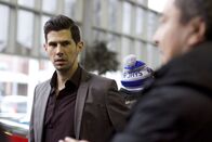 Darkweb - Kontrolle ist eine Illusion – Der Kleinganove Sye (Daniel Eric Gold) wird auf Alex aufmerksam und die beiden tun sich zusammen, um richtig abzuräumen.