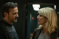 Unit 42 – Samuel Leroy (Patrick Ridremont) bittet Hélène Janssens (Hélène Theunissen) darum, eine illegale Informationsquelle für die Suche nach der verschwundenen Léa nutzen zu dürfen.