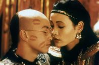 Der letzte Kaiser – Als junger Mann darf sich Pu Yi (John Lone, l.) eine Frau aussuchen. Seine Wahl fällt auf Wan Jung (Joan Chen).