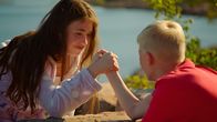 Campsite – Wer sagt, dass Mädchen schwächer sind? Lea (Sophia Haug Khoury) fordert ihren Stiefbruder Theo (Herman Nysæther Grinde) heraus.
