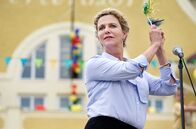 Das doppelte Lottchen – Frau Muthesius (Margarita Broich) feiert mit den Kindern das Abschiedsfest vom Sommercamp.