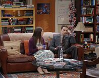 The Big Bang Theory – Während sich Amy (Mayim Bialik, l.) auf das Thanksgiving-Dinner bei Howard freut, ist Sheldon (Jim Parsons, r.) total genervt ...