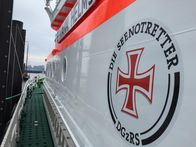 Seenotretter – Die Schiffe der DGzRS sind Spezialanfertigungen: hochmotorisiert und für den stärksten Seegang gebaut. Die Boote können durchkentern, d.h. sich im Wasser überschlagen, und sind dennoch weiter seetüchtig.