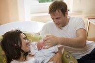 Der Dicke – Yasmin (Sophie Dal, l.) und Lars (Matthias Ziesing, r.) sind überglücklich - ihr Baby ist da.
