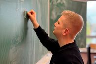 7 Tage ... – "7 Tage"-Reporter Simon Rustler stellt sich der Frage "Wer will heute eigentlich noch Lehrer werden und könnte ich das?". Dazu besucht er seine alte Schule in Karben im Wetteraukreis.
