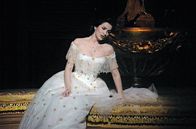Sternstunden der Musik – Aufgrund einer Planänderung läuft Verdis Oper „La Traviata“ 1994 zur Primetime in der BBC – und Sopranistin Angela Gheorghiu feiert einen sensationellen Erfolg.