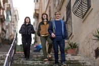 Alex Rider – Alex Rider (Otto Farrant, r.) und seine Freunde Tom (Brenock O'Connor, M.) und Kyra (Marli Siu, l.) sind auf Malta dem Geheimnetzwerk Scorpia auf der Spur.