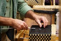 Hoagascht – Detail Hände von Zegga-Macher Willi Meilinger beim Zegga machen mit Stohfäden und einer Stricknadel