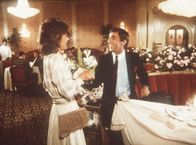 Agentin mit Herz – Der Buchhalter James Brand (Harvey Jason, r.) spielt vor Amanda (Kate Jackson, l.) den erfolgreichen Meisterspion ...