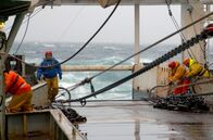 Re: – Das Fischernetz wird eingeholt: Auf dem Trawler Joseph Roty II arbeiten 50 Mann, um die Versorgung der Menschen mit Fisch zu garantieren.