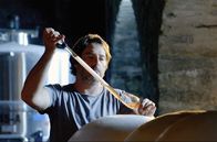 Die Pyrenäen – Winzer Emmanuel Poirmeur probiert den reifen Wein aus den Unterwassertanks.
