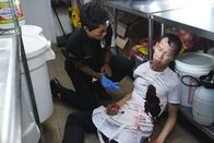 9-1-1 Notruf L.A. – Athena Grant (Angela Bassett, l.); Thao Van Lanh (Peter Boon Koh, r.)