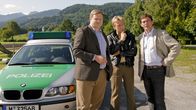 Die Rosenheim-Cops – Mord im Fußballclub: Die Kommissare Hartl (Michael A. Grimm, l.) und Lind (Tom Mikulla, r.) sowie Polizist Mohr (Max Müller, M.) recherchieren vor Ort.