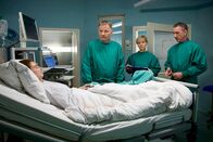 In aller Freundschaft – ARD/MDR IN ALLER FREUNDSCHAFT FOLGE 688, "Zu einem hohen Preis" Uhr im ERSTEN. Als sich Alexander Weber (Heio von Stetten, re.) nach der Patientin Tatjana Geiger (Natalia Witmer, li.) erkundigt, erntet er von Dr. Roland Heilmann (Thomas Rühmann, 3.v.re.) und Dr. Kathrin Globisch (Andrea Kathrin Loewig, 2.v.re.) vorwurfsvolle Blicke. Alexander Weber macht Roland klar, dass die Forderung nach der Verkürzung der Liegezeiten nichts mit Rolands medizinischer Entscheidung zu tun hat, dass er Tatjana Geiger vorzeitig entlassen hat. Für Roland ist das Fass damit zum Überlaufen gebracht - er weiß, nun muss er handeln.