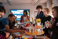 Schloss Einstein – v.l.n.r.: Josie Hermer, Noel Okwanga, Liz Baffoe, Michael Schweisser, Luna Kuse, Carlotta Weide)