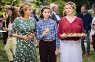 Meine Mutter will ein Enkelkind – Toni (Diana Amft, re.) und Heidi (Margarita Broich, li.) nehmen Mia (Linda Stockfleth) in der Kupferkanne auf.