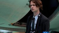 Tokyo Vice – Razzia am Flughafen: Jake (Ansel Elgort) hofft auf eine Story.