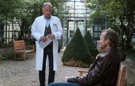 In aller Freundschaft – Dr. Roland Heilmann (Thomas Rühmann, li.) kann erst einmal Entwarnung geben. Michael Kramer (Hanno Friedrich, re.) leidet auf jeden Fall nicht an Blutkrebs. Doch ausschließen kann Roland etwas Bösartiges nur durch die Entfernung und Untersuchung des geschwollenen Lymphknotens.