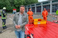 Xenius – Moderator Gunnar Mergner ist heute zu Gast an der Hessischen Landesfeuerwehrschule in Kassel und will herausfinden, was ihre Arbeit den Feuerwehrleuten abverlangt – körperlich und seelisch.