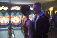 Deadpool – Söldner und Lebemann Wade (Ryan Reynolds, r.) macht der Prostituierten Vanessa (Morena Baccarin, l.) schöne Augen. Doch Schönheit ist vergänglich, das gilt auch für Wade ...