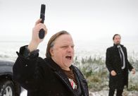 Tatort – Während Kommissar Frank Thiel (Axel Prahl, links) zur Waffe greifen muss, hält sich Prof. Boerne (Jan Josef Liefers) lieber im Hintergrund.