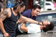 Tracers – Durch eine Verkettung von Zufällen landet der Fahrradkurier Cam (Taylor Lautner) in einer Parkour-Gang, die ihre artistischen Fähigkeiten dazu nutzt, um Beute zu machen. Doch der geheimnisvolle Anführer der Clique, Miller, setzt die Mitglieder nicht nur unter enormen Druck, sondern schreckt auch vor Gewalt nicht zurück ...