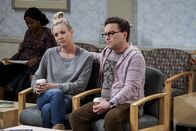 The Big Bang Theory – Wann hat das Warten endlich ein Ende? Penny (Kaley Cuoco, l.) und Leonard (Johnny Galecki, r.) wollen den langersehnten Nachwuchs ihrer Freude begutachten ...; Wann hat das Warten endlich ein Ende? Penny (Kaley Cuoco, l.) und Leonard (Johnny Galecki, r.) wollen den langersehnten Nachwuchs ihrer Freude begutachten ...