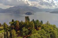 Jenseits der Alpen – Das Castello di Vezio: Die mittelalterliche Burg thront über dem "Goldenen Dreieck" des Comer Sees, wo sich die Seearme teilen.