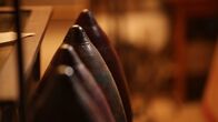 Spuren des Krieges – Zurückgelassene Waffen und Munition, aber auch Senfgläser oder Champagnerflaschen aus den ausgedehnten Tunnelsystemen und Rückzugsorten geben neue wissenschaftliche Einblicke.