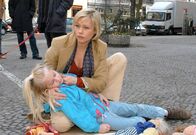 Judith Kemp – Kinderanwältin Judith Kemp (Jennifer Nitsch) findet auf der Straße die unbeaufsichtigte kleine Eva Traber (Soraya-Antoinette Richter), die vor Erschöpfung ohnmächtig geworden ist.