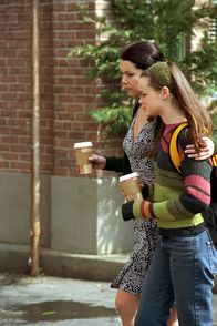 Gilmore Girls – Während sich Lorelai (Lauren Graham, l.) mit ihrer vornehmen Großmutter aus England und deren Abneigung gegen Emily herumärgern muss, versucht sich Rory (Alexis Bledel, r.) als Kupplerin - was jedoch gründlich schief geht ...
